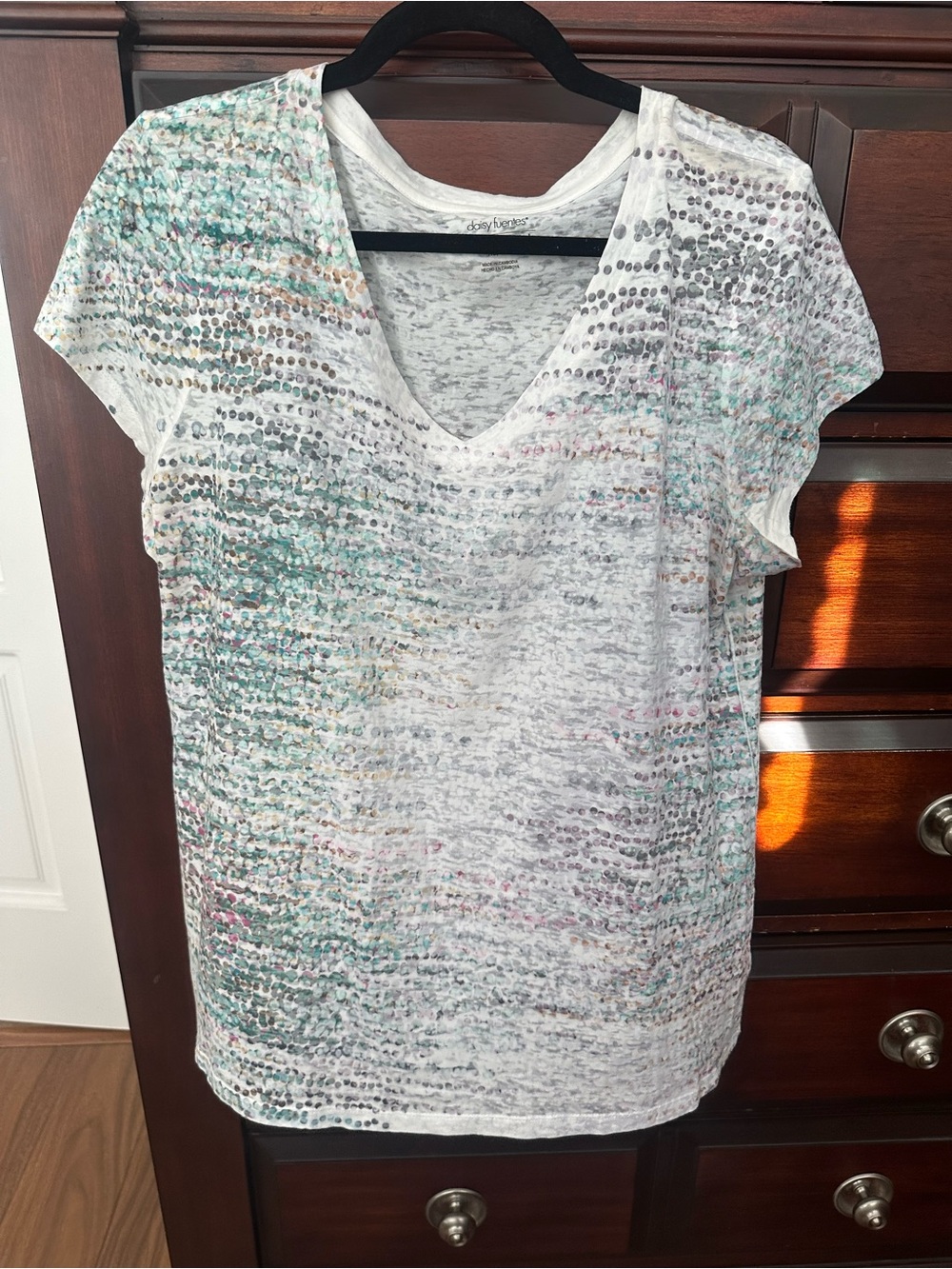 Daisy Fuentes Sz XL Multicolor  V-Neck Tee Shirt NEW